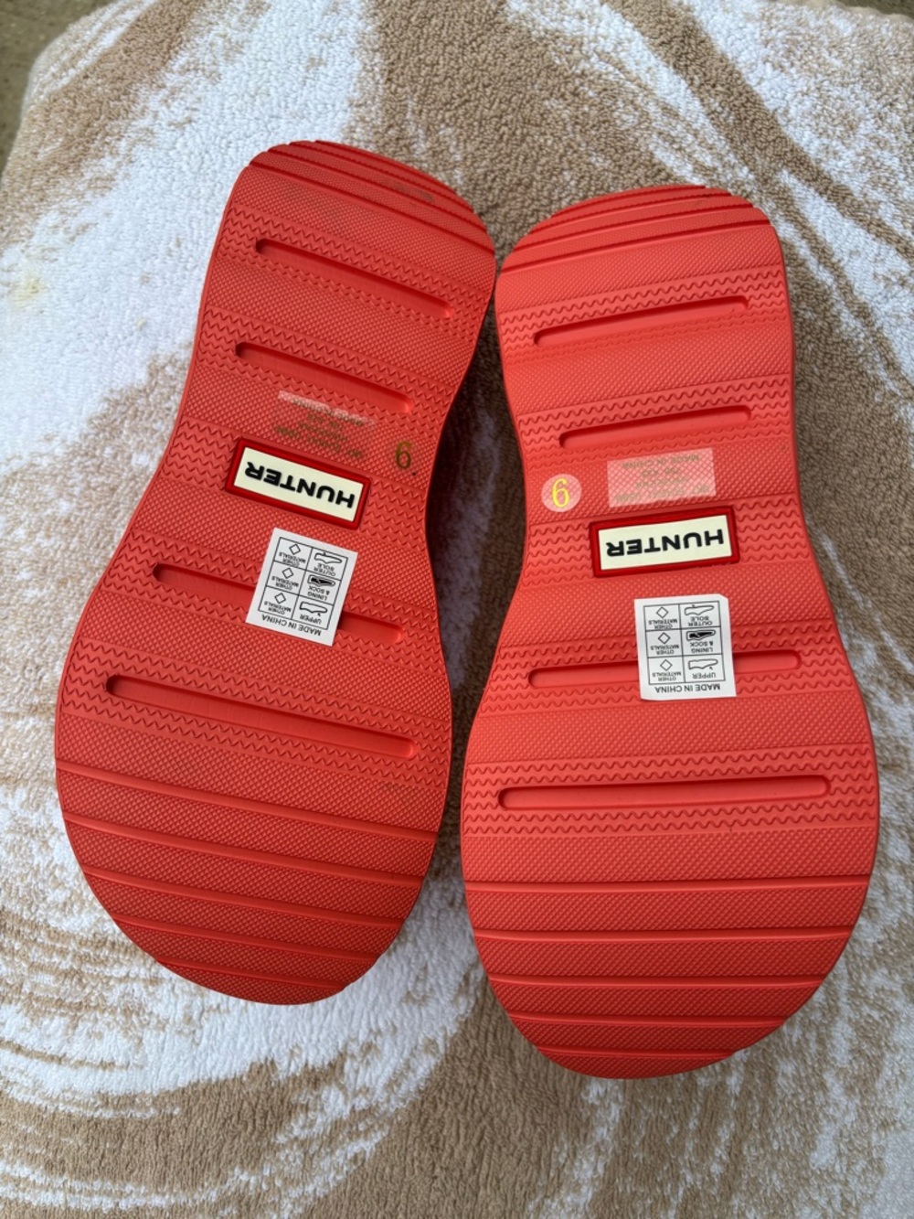 Hunter women’s or men’s Coral Red Slip-On Clog Sandals - Picture 4 of 5